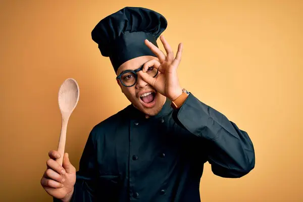 브라질인 요리사가 제복을 숟가락을 얼굴로 웃으면서 손으로 손가락을 괜찮은 사인을 — 스톡 사진