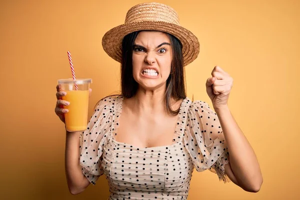 Joven Hermosa Morena Vacaciones Con Sombrero Verano Bebiendo Jugo Naranja —  Fotos de Stock