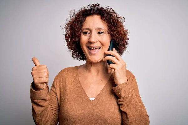 Mujer Rizada Mediana Edad Teniendo Conversación Hablando Teléfono Inteligente Sobre — Foto de Stock