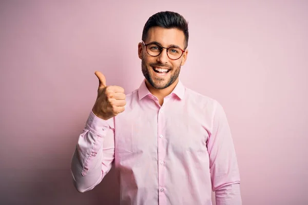 Homem Bonito Jovem Vestindo Camisa Elegante Óculos Sobre Fundo Rosa — Fotografia de Stock