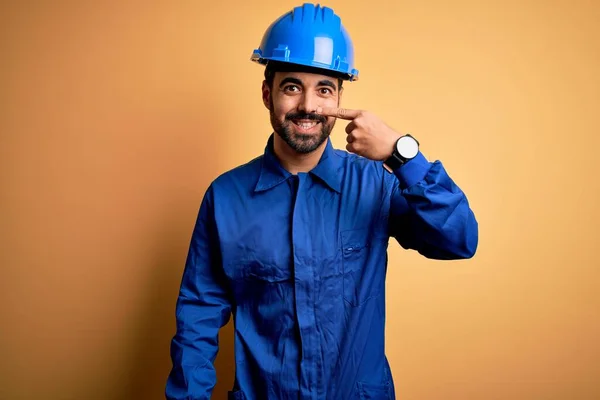 Mechanische Man Met Baard Blauw Uniform Veiligheidshelm Gele Achtergrond Wijzend — Stockfoto