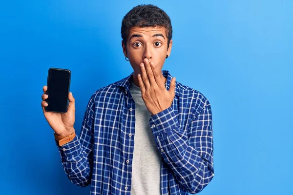 Jovem Homem Amerciense Africano Segurando Smartphone Mostrando Tela Cobrindo Boca — Fotografia de Stock