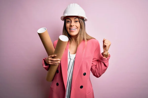 Jovem Bela Morena Arquiteta Mulher Usando Capacete Segurança Segurando Plantas — Fotografia de Stock