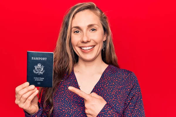 Молодая Красивая Блондинка Паспортом Соединенных Штатов Америки Улыбается Счастливой Указывая — стоковое фото