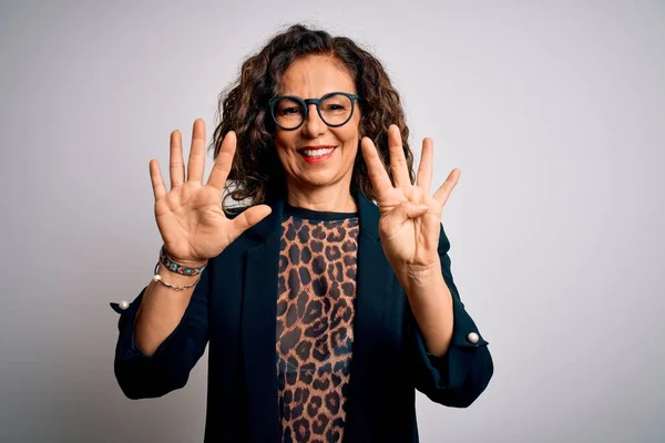 Mujer Negocios Morena Mediana Edad Con Gafas Pie Sobre Fondo — Foto de Stock