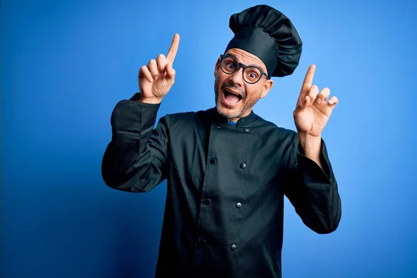 Giovane Bel Cuoco Uomo Indossa Uniforme Fornello Cappello Sfondo Blu — Foto Stock
