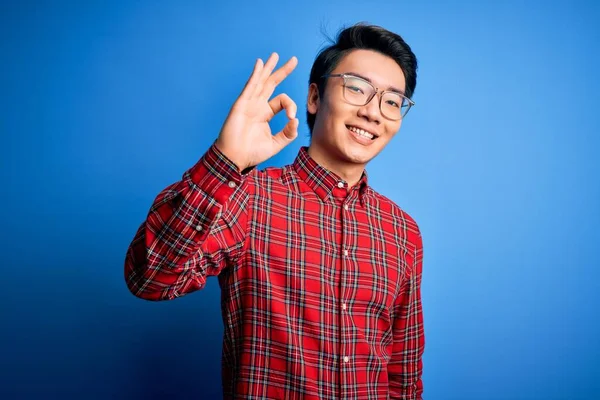 Mladý Pohledný Číňan Nosí Ležérní Košili Brýle Přes Modré Pozadí — Stock fotografie
