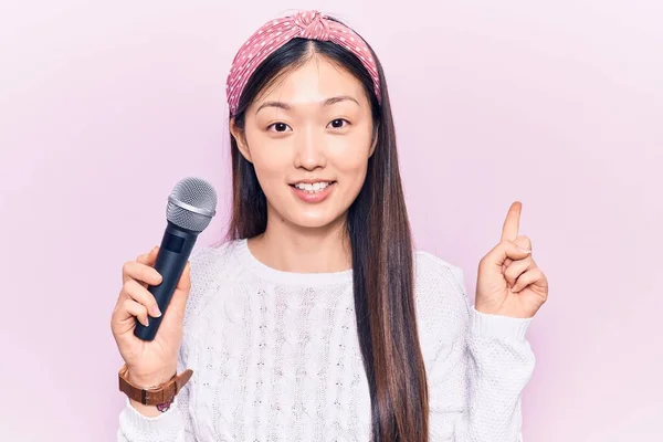 Junge Schöne Chinesin Singt Lied Mit Mikrofon Lächelt Glücklich Zeigt — Stockfoto