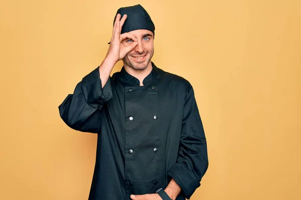 Νεαρός Όμορφος Άντρας Κουζίνα Μπλε Μάτια Φορώντας Στολή Και Καπέλο — Φωτογραφία Αρχείου
