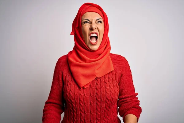 Brunetka Średnim Wieku Ubrana Tradycyjny Hidżab Muzułmański Białym Tle Wściekła — Zdjęcie stockowe