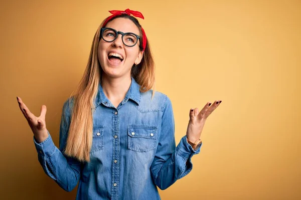 Jovem Mulher Loira Bonita Com Olhos Azuis Vestindo Camisa Jeans — Fotografia de Stock