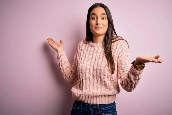 Jovem Bela Mulher Morena Vestindo Camisola Casual Sobre Fundo Rosa — Fotografia de Stock