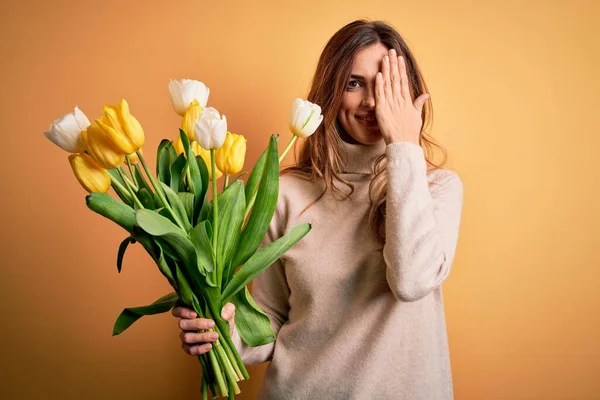 Joven Mujer Morena Hermosa Sosteniendo Ramo Tulipanes Amarillos Sobre Fondo — Foto de Stock