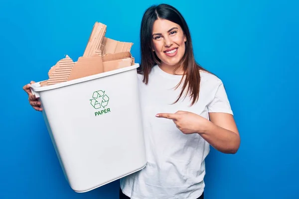Jovem Mulher Bonita Reciclagem Papelão Cesto Lixo Para Cuidar Ambiente — Fotografia de Stock