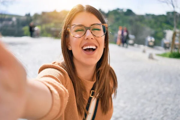 Jovem Bela Mulher Morena Usando Óculos Sorrindo Feliz Confiante Com — Fotografia de Stock