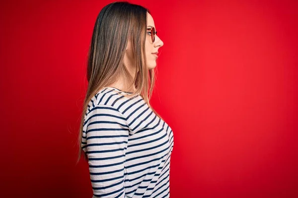 Mavi Gözlü Genç Güzel Sarışın Bir Kadın Kırmızı Arka Planda — Stok fotoğraf