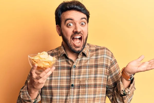 Patates Cipsi Tutan Genç Spanyol Adam Başarıyı Mutlu Bir Gülümsemeyle — Stok fotoğraf