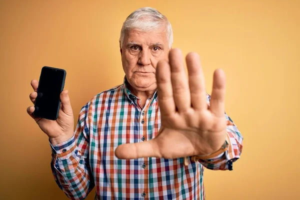 Senior Stilig Hoary Man Håller Smartphone Visar Skärmen Över Gul — Stockfoto