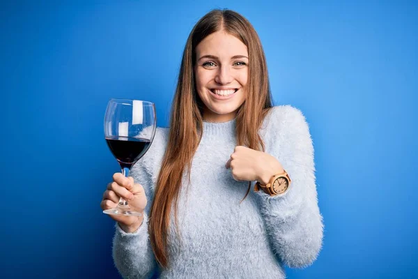 Joven Hermosa Pelirroja Bebiendo Copa Vino Tinto Sobre Fondo Azul —  Fotos de Stock