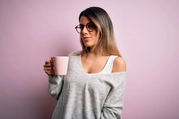 Νέα Όμορφη Μελαχρινή Γυναίκα Φορώντας Γυαλιά Πίνοντας Ροζ Κούπα Καφέ — Φωτογραφία Αρχείου