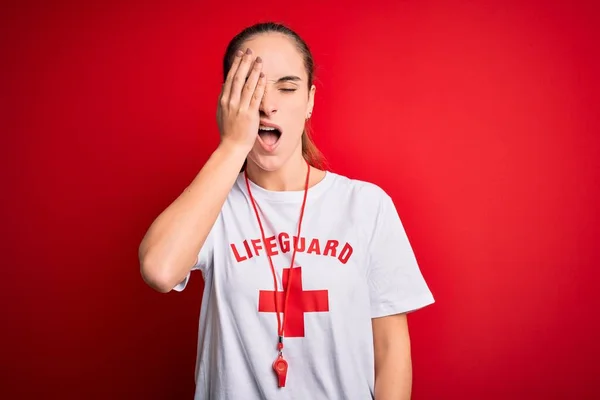 Belle Femme Sauveteur Portant Shirt Avec Croix Rouge Utilisant Sifflet — Photo