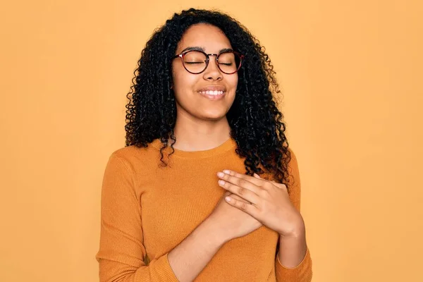 Jovem Afro Americana Vestindo Camisola Casual Óculos Sobre Fundo Amarelo — Fotografia de Stock