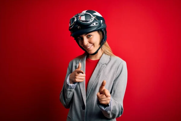 Jovem Mulher Motociclista Loira Bonita Usando Capacete Motocicleta Sobre Fundo — Fotografia de Stock