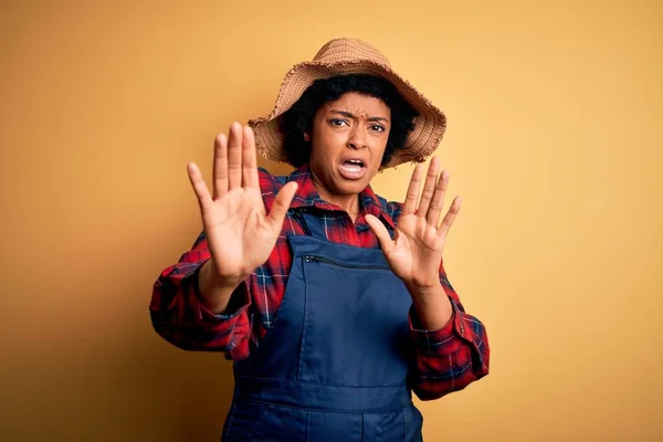 Joven Afroamericana Campesina Afro Con Pelo Rizado Vistiendo Delantal Sombrero —  Fotos de Stock