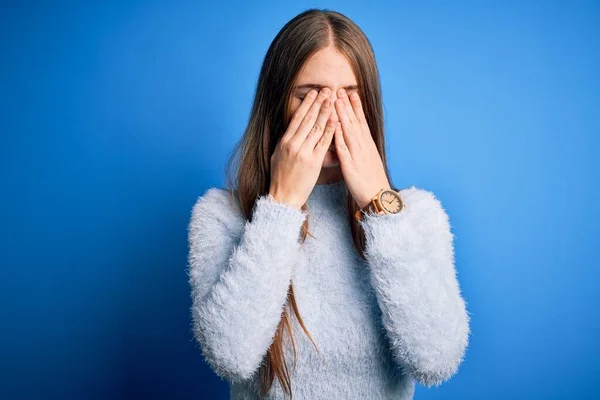 Ung Vacker Rödhårig Kvinna Bär Casual Tröja Över Isolerad Blå — Stockfoto