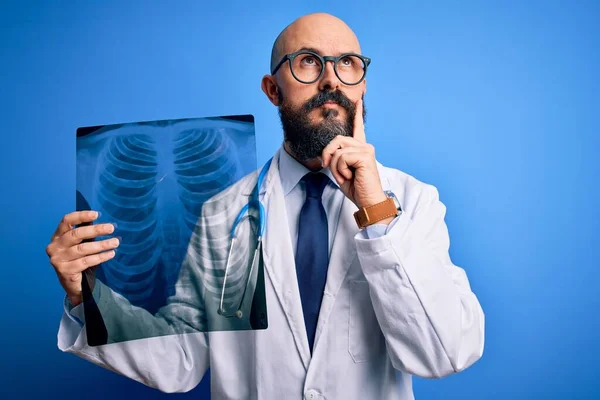 Guapo Calvo Doctor Hombre Con Barba Usando Estetoscopio Sosteniendo Radiografía —  Fotos de Stock