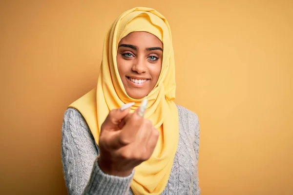 Junge Schöne Afrikanisch Amerikanische Mädchen Tragen Muslimischen Hijab Über Isolierten — Stockfoto