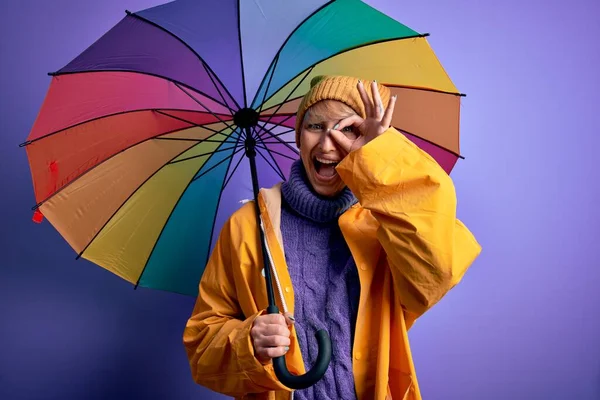 Junge Blonde Frau Mit Kurzen Haaren Trägt Wasserfesten Regenmantel Und — Stockfoto