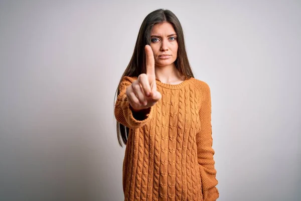 年轻美丽的女人 蓝眼睛 身穿休闲装 站在白色的背景上 手指头翘起 满脸怒容 毫无表情 — 图库照片