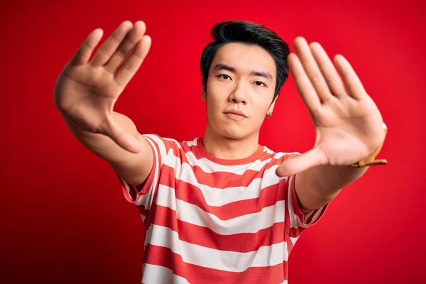 Jovem Chinês Bonito Homem Vestindo Casual Listrado Shirt Sobre Vermelho — Fotografia de Stock