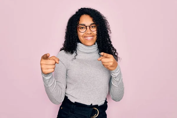 Jonge Afro Amerikaanse Vrouw Draagt Coltrui Bril Roze Achtergrond Wijzende — Stockfoto