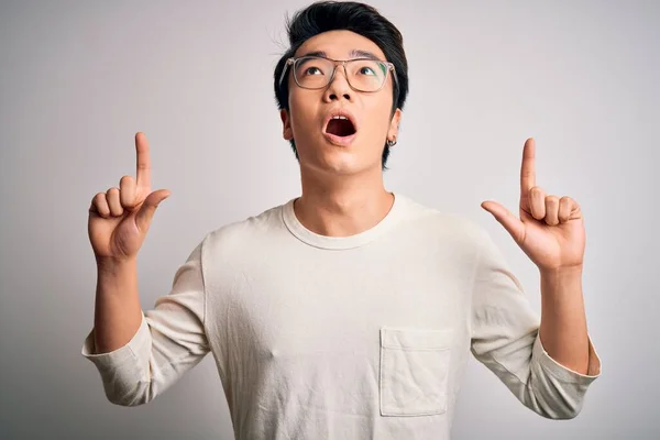 Mladý Pohledný Číňan Muž Sobě Ležérní Tričko Brýle Přes Bílé — Stock fotografie