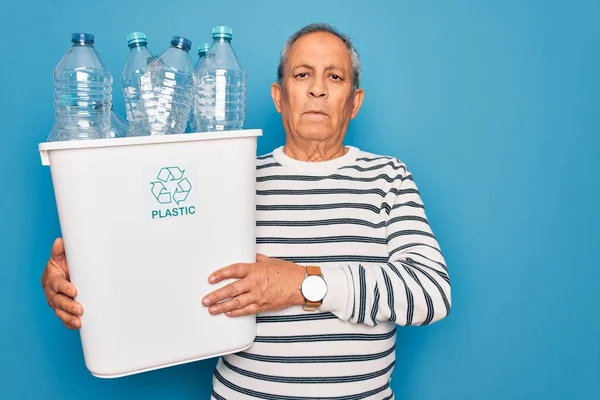 Старший Человек Переработки Холдинг Мусорное Ведро Пластиковыми Бутылками Переработки Синем — стоковое фото