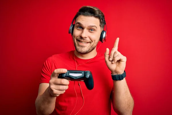 Jovem Jogador Com Olhos Azuis Jogando Videogames Usando Joystick Gamepad — Fotografia de Stock