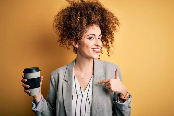 Kıvırcık Saçlı Piercingli Hazır Kahve Içen Kendini Gösteren Sürpriz Yüzlü — Stok fotoğraf