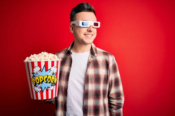 Junger Gutaussehender Kaukasischer Mann Mit Filmbrille Und Popcorn Essen Lächelnd — Stockfoto