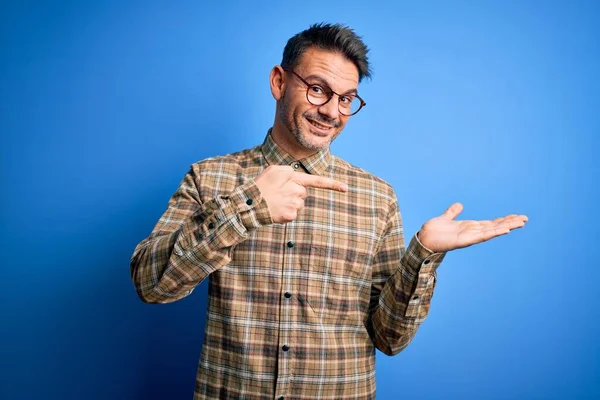 Young Handsome Man Wearing Casual Shirt Glasses Standing Blue Background — Stock Photo, Image