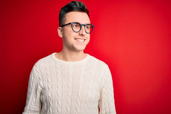 Jeune Homme Caucasien Beau Portant Des Lunettes Pull Hiver Décontracté — Photo