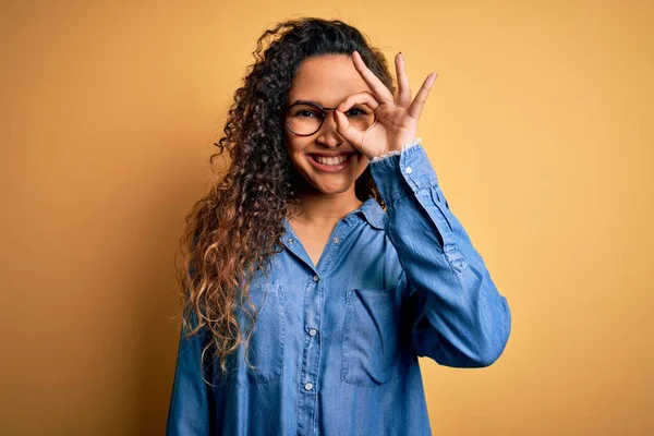 Mooie Vrouw Met Krullend Haar Dragen Casual Denim Shirt Bril — Stockfoto