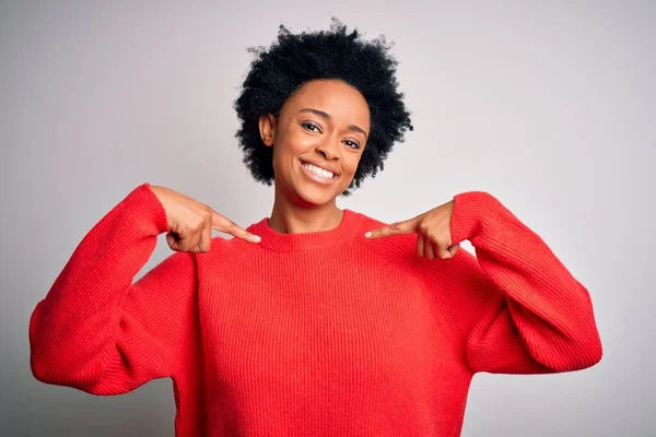 Joven Hermosa Afroamericana Afro Mujer Con Pelo Rizado Usando Suéter — Foto de Stock