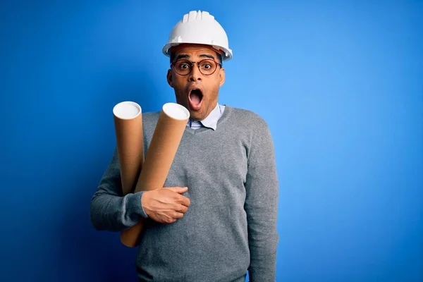 Joven Afroamericano Afro Arquitecto Con Casco Seguridad Sosteniendo Planos Asustado —  Fotos de Stock