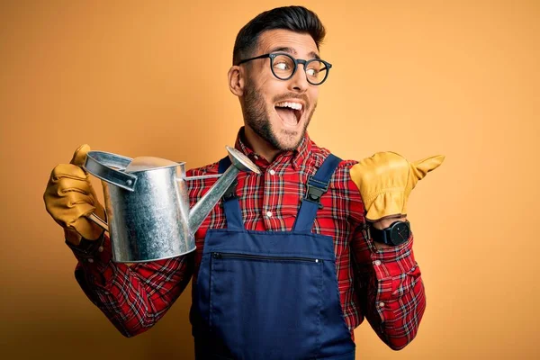 Jonge Tuinman Draagt Werkschort Handschoenen Met Gieter Wijzend Met Duim — Stockfoto