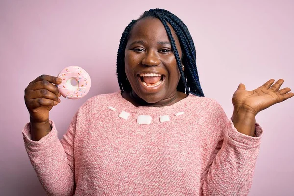 Junge Afrikanisch Amerikanische Size Frau Mit Zöpfen Isst Donut Auf — Stockfoto