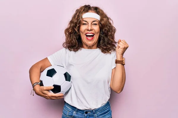 Idade Média Bela Mulher Desportiva Jogando Futebol Segurando Futebol Bal — Fotografia de Stock