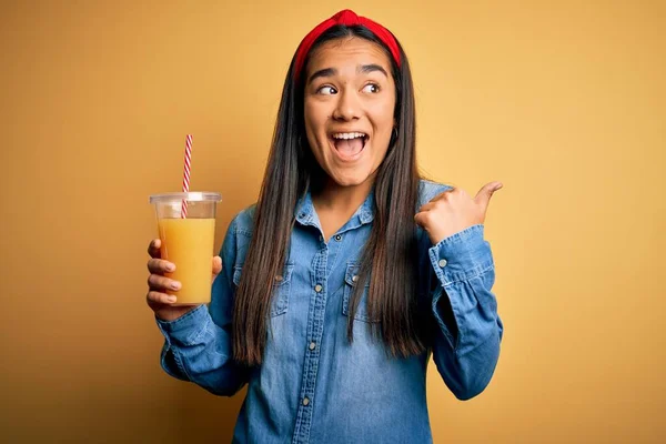 Joven Hermosa Mujer Asiática Bebiendo Saludable Vaso Jugo Naranja Sobre —  Fotos de Stock