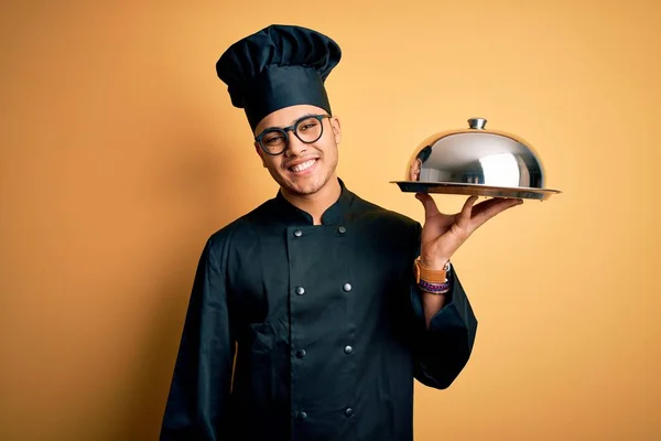 Jovem Chef Brasileiro Vestindo Uniforme Fogão Chapéu Segurando Bandeja Com — Fotografia de Stock